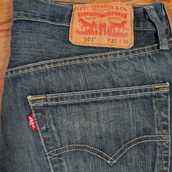 Levis 501 Denim Jeans Mens 31x30 Dark Wash Blue Straight - Picture 3 of 9